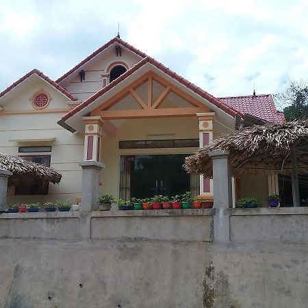 Thac Ba Family Homestay Ho To Esterno foto